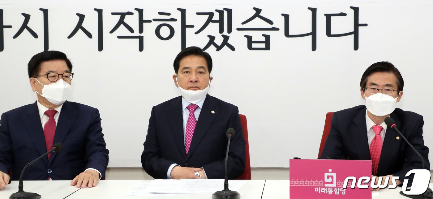 본문 이미지 - 조경태 미래통합당 최고위원이 27일 서울 여의도 국회에서 열린 최고위원회의에서 발언을 하고 있다. 2020.4.27/뉴스1 ⓒ News1 김명섭 기자