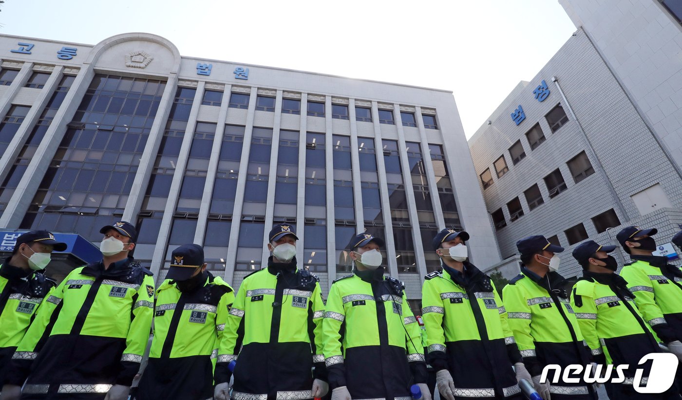 전두환씨&#40;89&#41;의 사자명예훼손 혐의에 대한 공판기일 열리는 27일 오전 광주지방법원 앞에 경호를 위한 경찰 병력이 배치돼 있다. 2020.4.27/뉴스1 ⓒ News1 황희규 기자