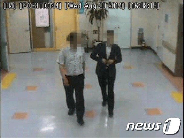 본문 이미지 - 국정원 현장직원(오른쪽)이 지난 2014년 8월20일 김영오씨의 주치의가 근무하던 서울동부병원을 찾아 병원장을 만나는 장면(사참위 제공)ⓒ 뉴스1