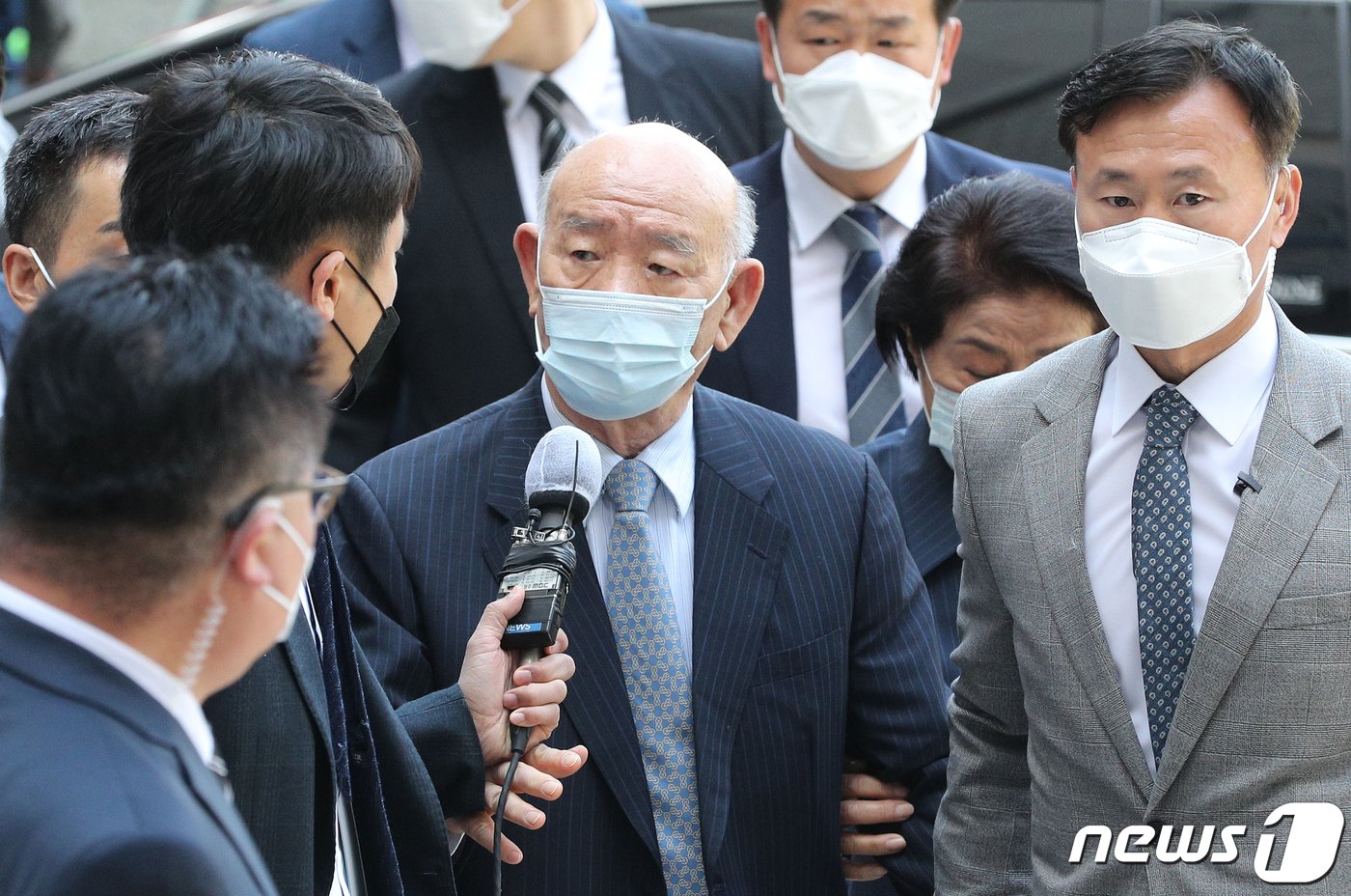 본문 이미지 - 고&#40;故&#41; 조비오 신부에 대해 사자명예훼손 혐의를 받고 있는 전두환씨가 27일 오후 광주 동구 광주지방법원에서 열리는 재판에 출석하기 위해 법정동으로 들어서고 있다. 2020.04.27/뉴스1 ⓒ News1 황희규 기자