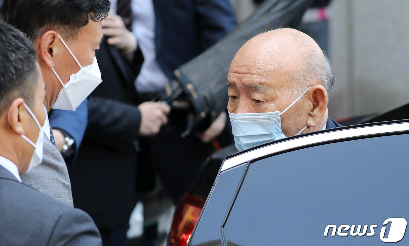 본문 이미지 - 고&#40;故&#41; 조비오 신부에 대해 사자명예훼손 혐의를 받고 있는 전두환씨가 27일 오후 광주 동구 광주지법에서 열리는 재판에 출석하고 있다. 전씨는 1년여 만에 광주지법에 다시 출두했지만 &#39;5·18 학살&#39;에 대한 사죄는 없었다. 2020.4.27/뉴스1 ⓒ News1 황희규 기자