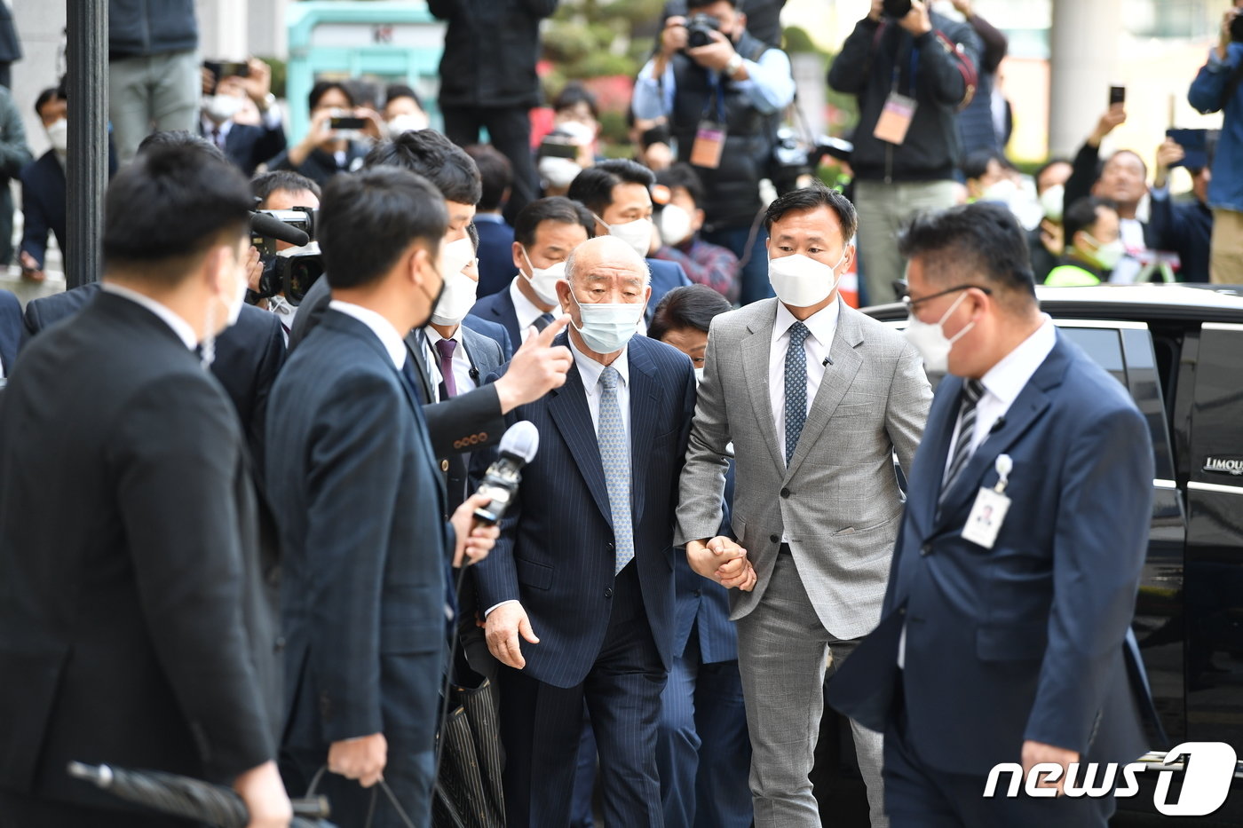 본문 이미지 - 고&#40;故&#41; 조비오 신부에 대해 사자명예훼손 혐의를 받고 있는 전두환씨가 27일 오후 광주 동구 광주지법에서 열리는 재판에 출석하기 위해 법정동으로 들어서고 있다. 2020.04.27/뉴스1 ⓒ News1 황희규 기자