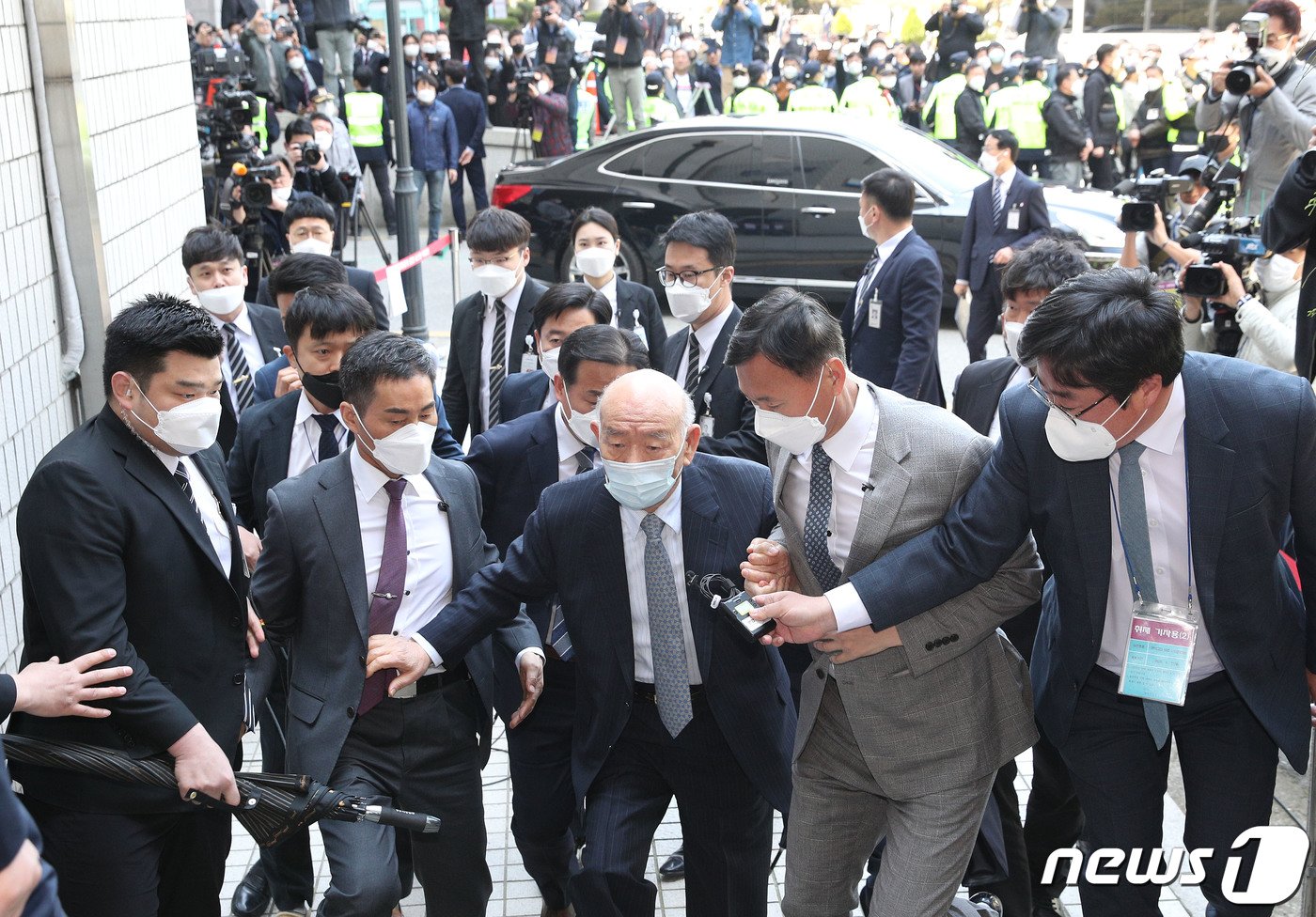 본문 이미지 - 고&#40;故&#41; 조비오 신부에 대해 사자명예훼손 혐의를 받고 있는 전두환씨가 27일 오후 광주 동구 광주지법에서 열리는 재판에 출석하기 위해 법정동으로 들어서고 있다. 전씨는 1년여 만에 광주지법에 다시 출두했지만 &#39;5·18 학살&#39;에 대한 사죄는 없었다. 2020.4.27/뉴스1 ⓒ News1 황희규 기자