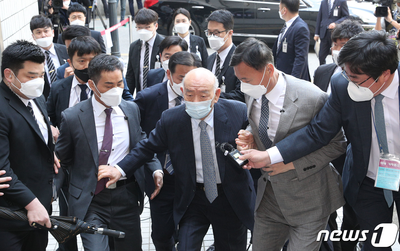 (광주=뉴스1) 황희규 기자 = 고(故) 조비오 신부에 대해 사자명예훼손 혐의를 받고 있는 전두환씨가 27일 오후 광주 동구 광주지법에서 열리는 재판에 출석하기 위해 법정동으로 들 …