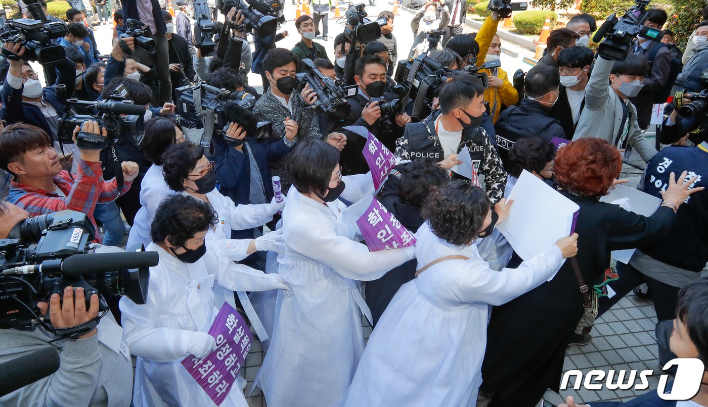 본문 이미지 - 전두환 전 대통령의 5·18 광주민주화운동 관련 고&#40;故&#41; 조비오 신부에 대한 사자명예훼손 혐의 형사재판이 열린 27일 오후 광주 동구 광주지방법원에서 5월 어머니회를 비롯한 5·18 단체와 시민들이 전 씨의 사과와 처벌을 요구하며 법정으로 진입을 시도하고 있다. 2020.4.27/뉴스1 ⓒ News1 황희규 기자