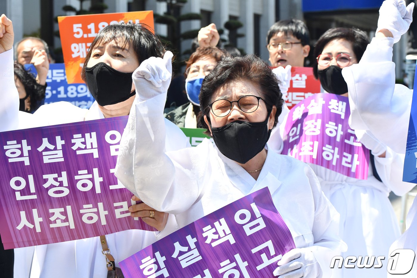 고&#40;故&#41; 조비오 신부에 대해 사자&#40;死者&#41; 명예훼손 혐의로 기소된 전두환 씨가 27일 광주광역시 동구 광주지법에서 열린 재판에 출석하자 오월어머니 회원들이 구호를 외치고 있다. 2020.4.27/뉴스1 ⓒ News1 황희규 기자