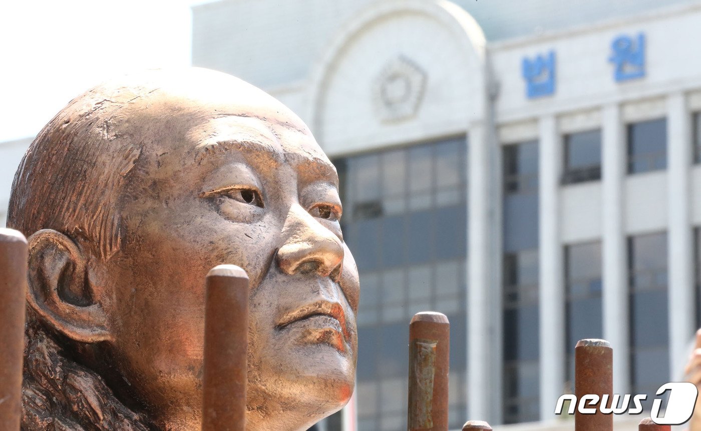 27일 오전 광주 동구 지산동 광주지방법원 앞에서 &#39;전두환 치욕 동상&#39;이 5·18 단체 회원들에 의해 감옥으로 들어가고 있다. 2020.4.27/뉴스1 ⓒ News1 황희규 기자