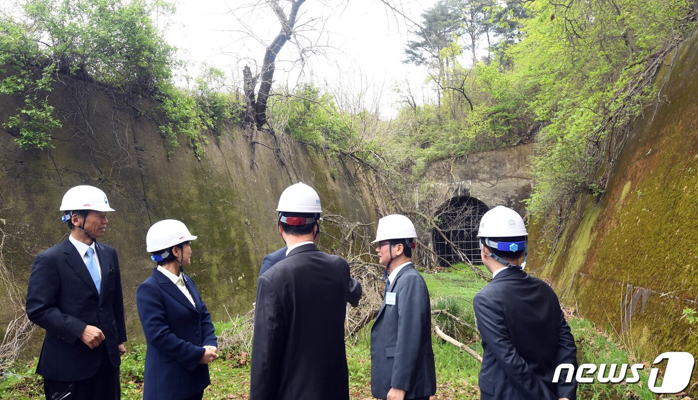 본문 이미지 - 27일 고성군 현내면 명파리 옛 동해북부선 배봉터널에서 김연철 통일부 장관, 김현미 국토교통부 장관, 권구훈 북방경제협력위원회 위원장, 최문순 강원지사가 철도사업 현장을 둘러보고 있다. 2020.4.27 ⓒ News1 사진공동취재단