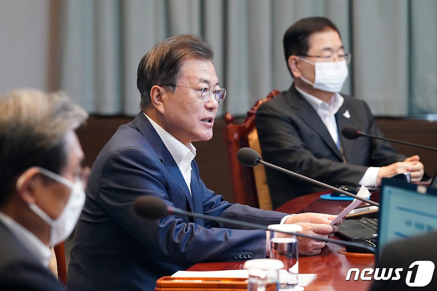본문 이미지 - 문재인 대통령이 지난 4월27일 청와대 여민관에서 수석·보좌관 회의를 주재하고 있다. &#40;청와대 제공&#41; 2020.4.27/뉴스1 ⓒ News1 유승관 기자