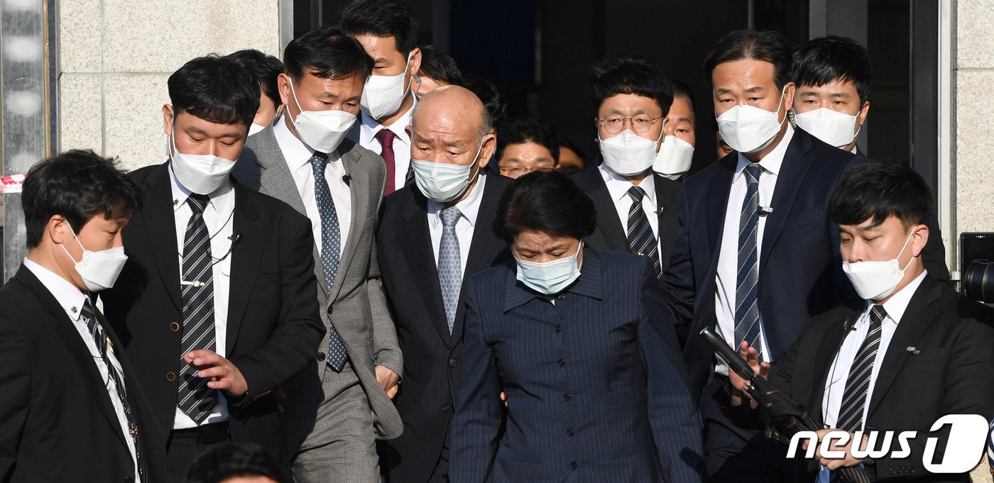 본문 이미지 - 고&#40;故&#41; 조비오 신부에 대해 사자명예훼손 혐의를 받는 전두환씨가 27일 오후 광주 동구 광주지법에서 열린 재판을 마친 뒤 부인 이순자씨와 함께 법원을 나서고 있다. 5·18 민주화운동 희생자 명예를 훼손한 혐의&#40;사자명예훼손&#41;로 기소된 전씨는 말을 잘 알아듣지 못하는 모습을 보이기도 했으나 &#34;당시 헬기 사격은 없었다＂고 명확하게 표현하며 혐의를 부인했다. 또 재판 중간에 화장실을 다녀오거나 잠시 물을 마실 때를 제외하고는 이날 오후 5시 22분 재판이 끝날 때까지 조는 모습을 자주 보였다. 2020.4.27/뉴스1 ⓒ News1 황희규 기자