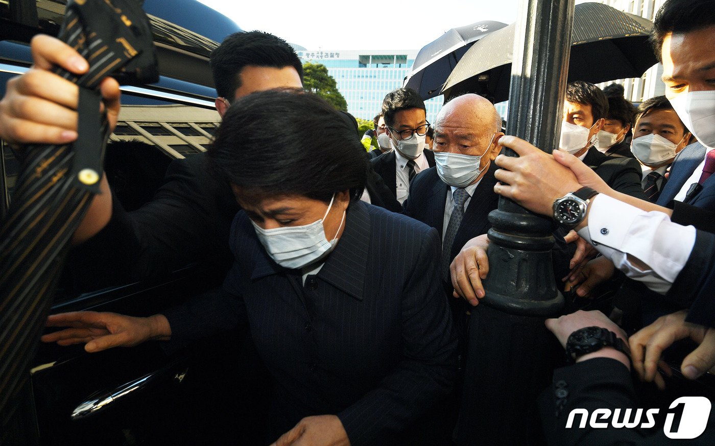 본문 이미지 - 고&#40;故&#41; 조비오 신부에 대해 사자명예훼손 혐의를 받는 전두환씨가 27일 오후 광주 동구 광주지법에서 열린 재판을 마친 뒤 부인 이순자씨와 함께 법원을 나서고 있다. 5·18 민주화운동 희생자 명예를 훼손한 혐의&#40;사자명예훼손&#41;로 기소된 전씨는 말을 잘 알아듣지 못하는 모습을 보이기도 했으나 &#34;당시 헬기 사격은 없었다＂고 명확하게 표현하며 혐의를 부인했다. 또 재판 중간에 화장실을 다녀오거나 잠시 물을 마실 때를 제외하고는 이날 오후 5시 22분 재판이 끝날 때까지 조는 모습을 자주 보였다. 2020.4.27/뉴스1 ⓒ News1 황희규 기자