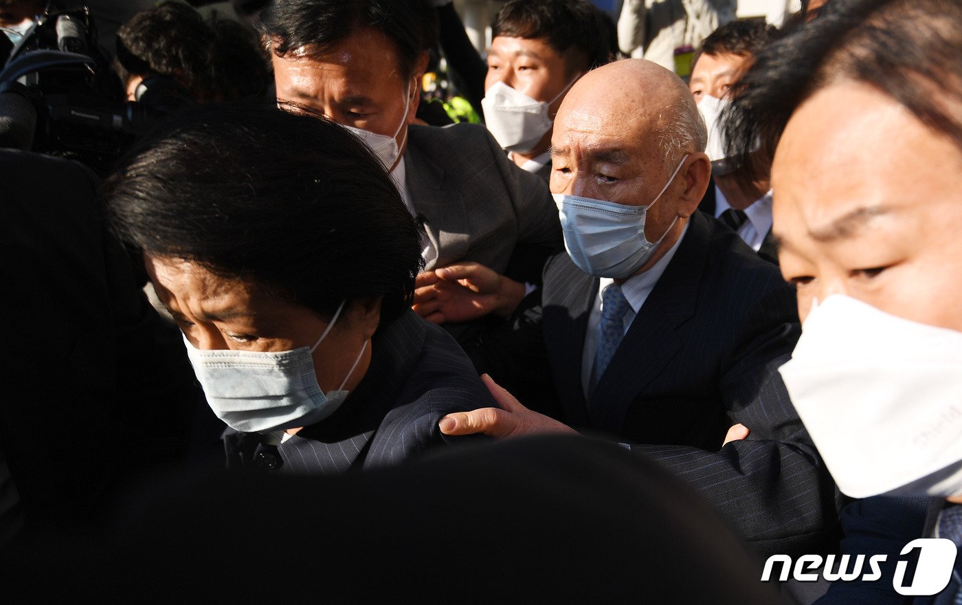 본문 이미지 - 고&#40;故&#41; 조비오 신부에 대해 사자명예훼손 혐의를 받는 전두환씨가 27일 오후 광주 동구 광주지법에서 열린 재판을 마친 뒤 법원을 나서고 있다. 5·18 민주화운동 희생자 명예를 훼손한 혐의&#40;사자명예훼손&#41;로 기소된 전씨는 말을 잘 알아듣지 못하는 모습을 보이기도 했으나 &#34;당시 헬기 사격은 없었다＂고 명확하게 표현하며 혐의를 부인했다. 또 재판 중간에 화장실을 다녀오거나 잠시 물을 마실 때를 제외하고는 이날 오후 5시 22분 재판이 끝날 때까지 조는 모습을 자주 보였다. 2020.4.27/뉴스1 ⓒ News1 황희규 기자