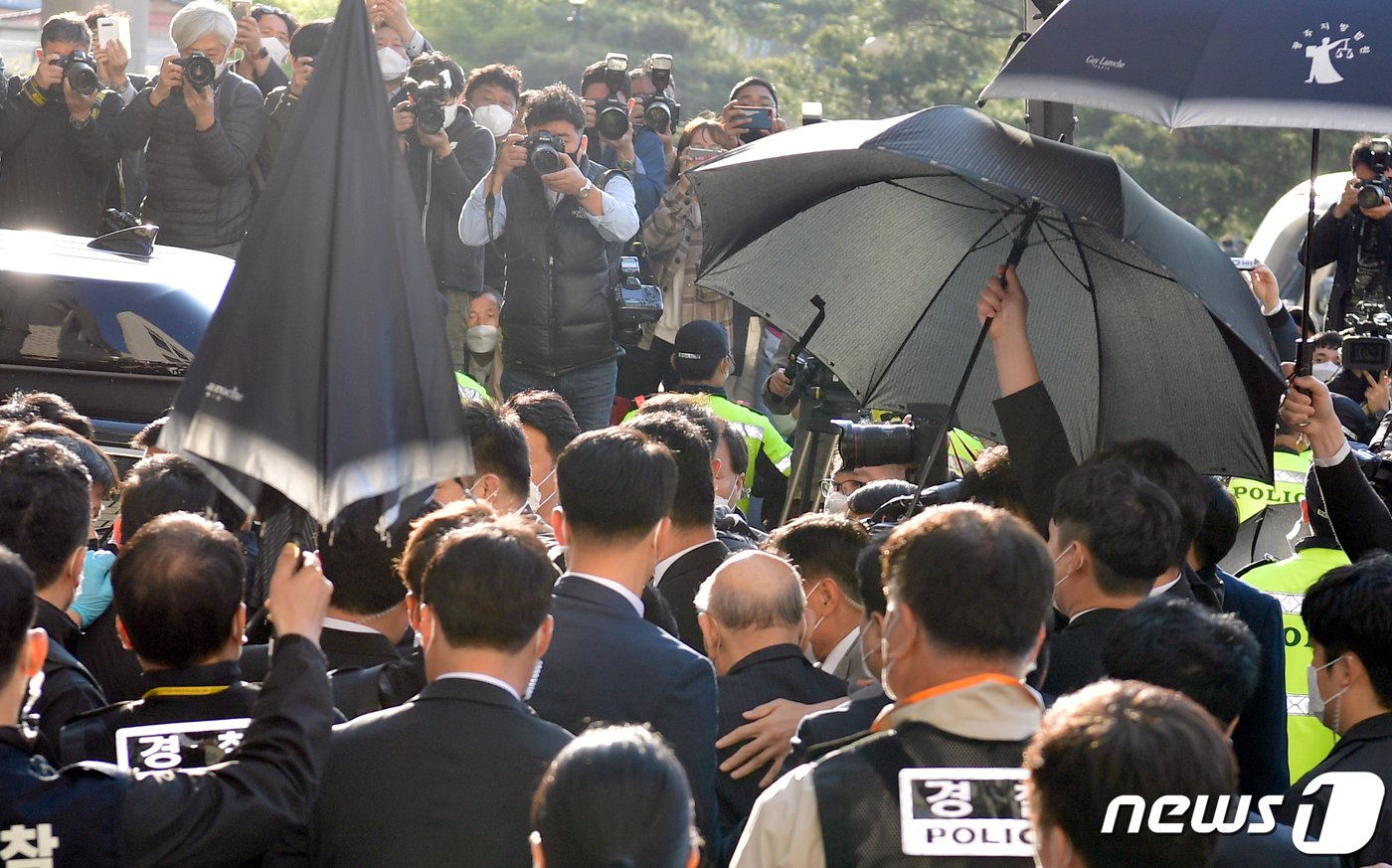 고&#40;故&#41; 조비오 신부에 대해 사자명예훼손 혐의를 받는 전두환씨가 27일 오후 광주 동구 광주지법에서 열린 재판을 마친 뒤 법원을 나서고 있다. 5·18 민주화운동 희생자 명예를 훼손한 혐의&#40;사자명예훼손&#41;로 기소된 전씨는 말을 잘 알아듣지 못하는 모습을 보이기도 했으나 &#34;당시 헬기 사격은 없었다＂고 명확하게 표현하며 혐의를 부인했다. 또 재판 중간에 화장실을 다녀오거나 잠시 물을 마실 때를 제외하고는 이날 오후 5시 22분 재판이 끝날 때까지 조는 모습을 자주 보였다. 2020.4.27/뉴스1 ⓒ News1 황희규 기자