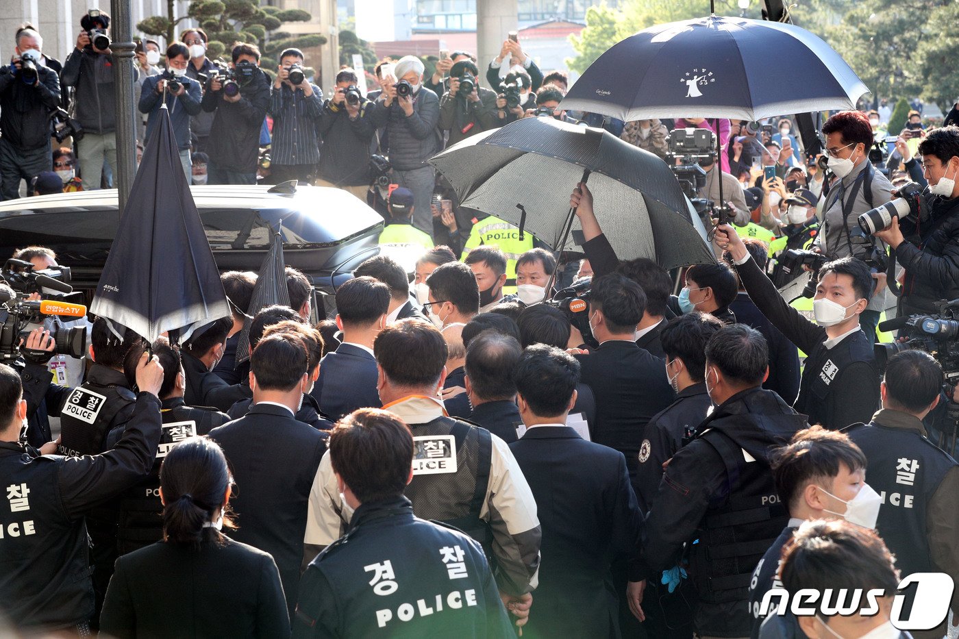 고&#40;故&#41; 조비오 신부에 대해 사자명예훼손 혐의를 받는 전두환씨가 27일 오후 광주 동구 광주지법에서 열린 재판을 마친 뒤 법원을 나서고 있다. 5·18 민주화운동 희생자 명예를 훼손한 혐의&#40;사자명예훼손&#41;로 기소된 전씨는 말을 잘 알아듣지 못하는 모습을 보이기도 했으나 &#34;당시 헬기 사격은 없었다＂고 명확하게 표현하며 혐의를 부인했다. 또 재판 중간에 화장실을 다녀오거나 잠시 물을 마실 때를 제외하고는 이날 오후 5시 22분 재판이 끝날 때까지 조는 모습을 자주 보였다. 2020.4.27/뉴스1 ⓒ News1 황희규 기자