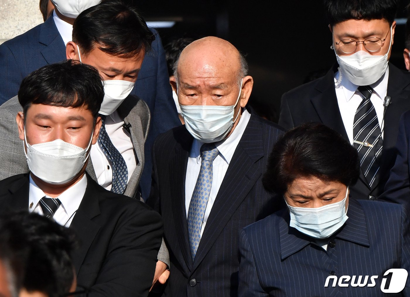 본문 이미지 - 고&#40;故&#41; 조비오 신부에 대해 사자명예훼손 혐의를 받는 전두환씨가 27일 오후 광주지법에서 열린 재판을 마친 뒤 법원을 나서고 있다. 5·18 민주화운동 희생자 명예를 훼손한 혐의&#40;사자명예훼손&#41;로 기소된 전씨는 말을 잘 알아듣지 못하는 모습을 보이기도 했으나 &#34;당시 헬기 사격은 없었다＂고 명확하게 표현하며 혐의를 부인했다. 또 재판 중간에 화장실을 다녀오거나 잠시 물을 마실 때를 제외하고는 이날 오후 5시 22분 재판이 끝날 때까지 조는 모습을 자주 보였다. 2020.4.27/뉴스1 ⓒ News1 황희규 기자