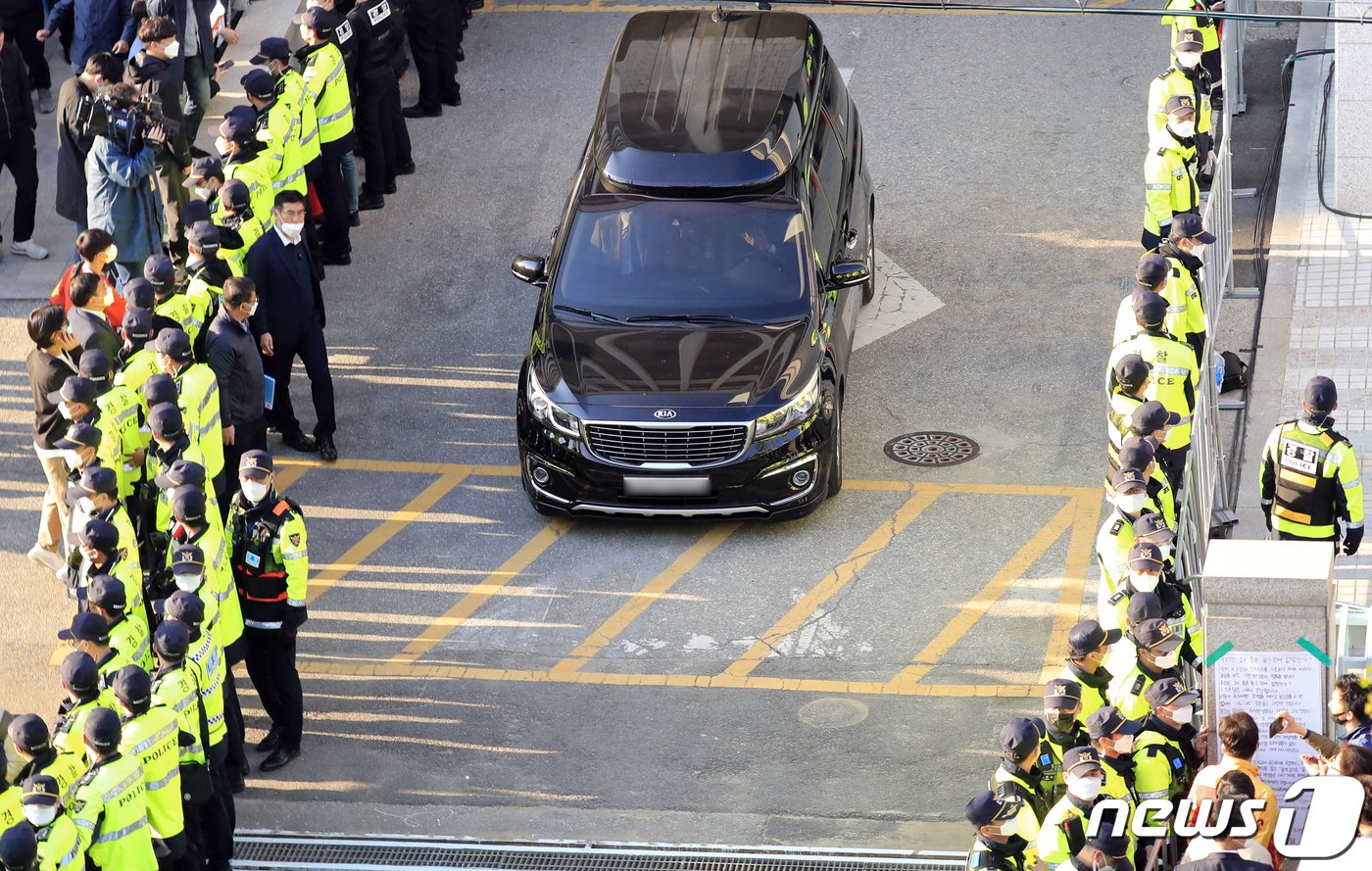 본문 이미지 - 고&#40;故&#41; 조비오 신부에 대해 사자명예훼손 혐의를 받는 전두환씨가 27일 오후 광주지법에서 열린 재판을 마친 뒤 차량을 타고 법원을 빠져 나가고 있다. 5·18 민주화운동 희생자 명예를 훼손한 혐의&#40;사자명예훼손&#41;로 기소된 전씨는 말을 잘 알아듣지 못하는 모습을 보이기도 했으나 &#34;당시 헬기 사격은 없었다＂고 명확하게 표현하며 혐의를 부인했다. 또 재판 중간에 화장실을 다녀오거나 잠시 물을 마실 때를 제외하고는 이날 오후 5시 22분 재판이 끝날 때까지 조는 모습을 자주 보였다. 2020.4.27/뉴스1 ⓒ News1 황희규 기자