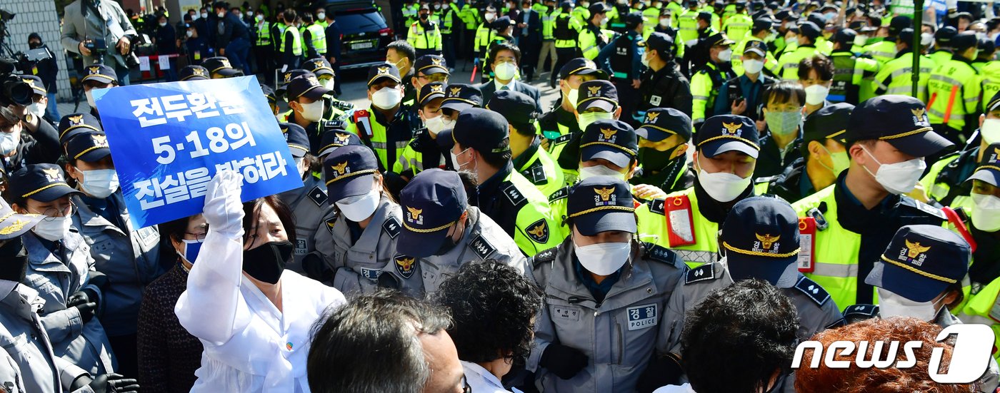 고&#40;故&#41; 조비오 신부에 대해 사자명예훼손 혐의를 받는 전두환씨의 대한 공판기일이 열린 27일 오후 광주지법 앞에서 5·18단체 회원들이 피켓을 들고 전씨 구속 등을 촉구하고 있다. 5·18 민주화운동 희생자 명예를 훼손한 혐의&#40;사자명예훼손&#41;로 기소된 전씨는 말을 잘 알아듣지 못하는 모습을 보이기도 했으나 &#34;당시 헬기 사격은 없었다＂고 명확하게 표현하며 혐의를 부인했다. 또 재판 중간에 화장실을 다녀오거나 잠시 물을 마실 때를 제외하고는 이날 오후 5시 22분 재판이 끝날 때까지 조는 모습을 자주 보였다. 2020.4.27/뉴스1 ⓒ News1 황희규 기자