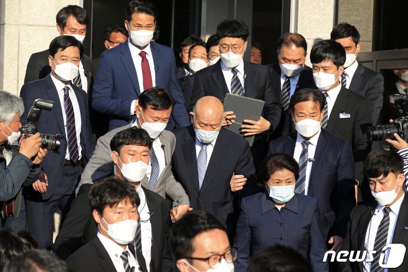 본문 이미지 - 고(故) 조비오 신부에 대해 사자명예훼손 혐의를 받는 전두환씨가 27일 오후 광주지법에서 열린 재판을 마친 뒤 법원을 나서고 있다. /뉴스1 ⓒ News1 황희규 기자