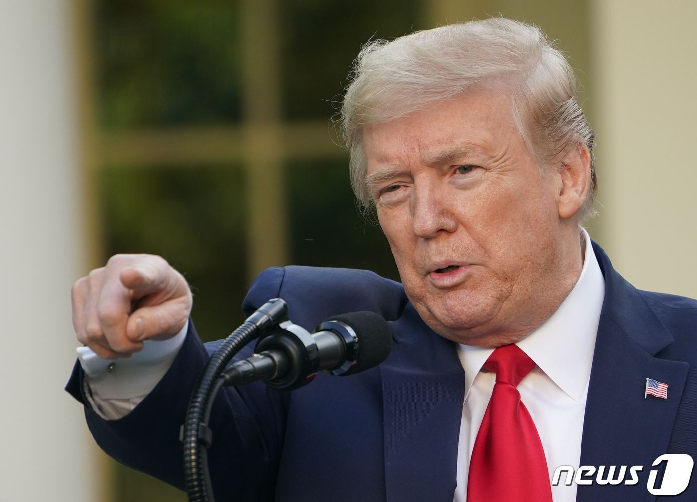 본문 이미지 - 트럼프 대통령이 27일 백악관에서 열린 코로나19 기자회견서 발언하고 있다. ⓒ AFP=뉴스1 ⓒ News1 우동명 기자