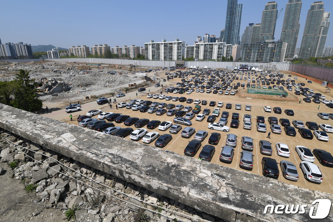본문 이미지 - 28일 서울 개포주공1단지 내 공터에서 열린 재건축 조합의 ‘드라이브 스루’ 관리처분 총회에서 조합원들이 탄 차량들이 정차돼 있다. ⓒ News1 박지혜 기자