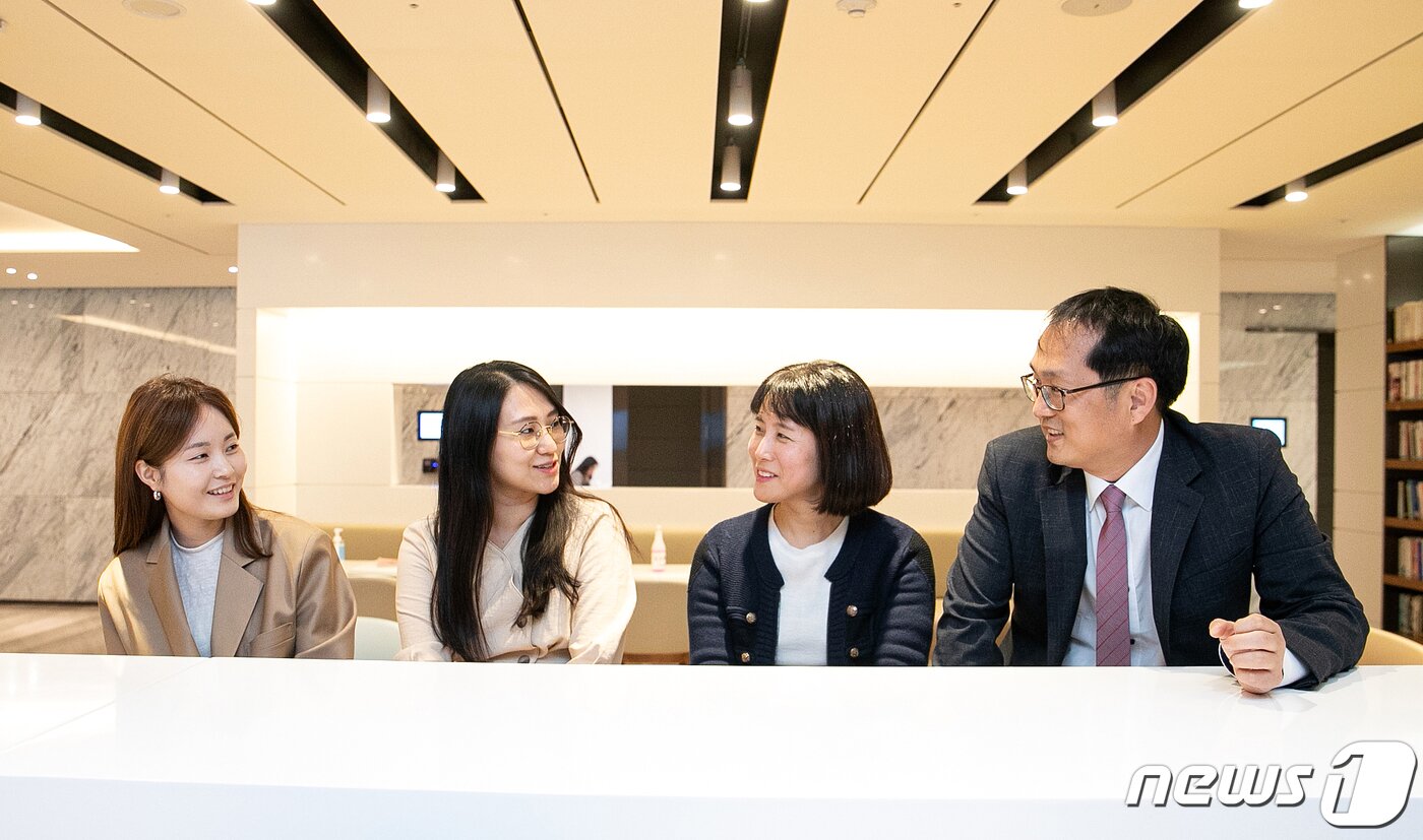본문 이미지 - 서울 서초구 한국콜마 종합기술연구원에서 계성봉 한국콜마 메이크업연구소 상무와 팀원들이 지난 7일 뉴스1과 인터뷰에 앞서 포즈를 취하고 있다. 2020.4.28/뉴스1 ⓒ News1 이승배 기자