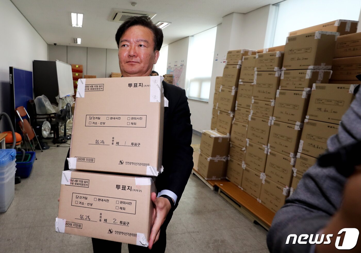 본문 이미지 - 민경욱 미래통합당 의원이 29일 오후 인천시 연수구 선거관리위원회에서 기표된 투표용지를 옮기고 있다.인천법원은 지난 28일 "민경욱 의원이 인천시 연수구선거관리위원회 위원장을 상대로 낸 '투표함 등 보전신청' 사건에서 민 의원의 신청 사항 일부를 채택해 증거보전을 실시한다＂고 밝혔다.2020.4.29/뉴스1 ⓒ News1 정진욱 기자