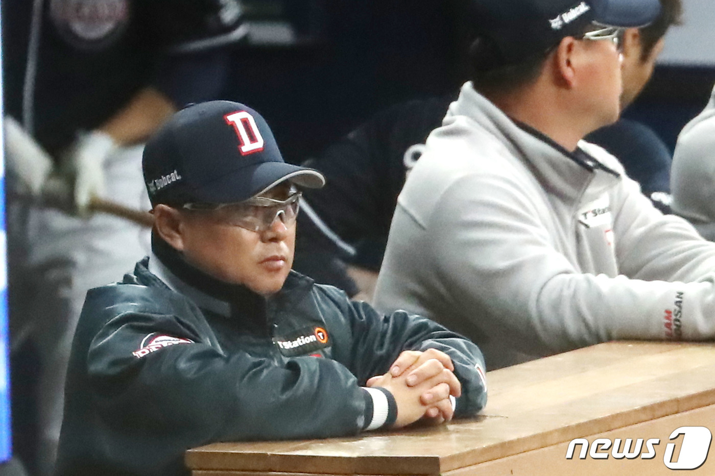 (서울=뉴스1) 임세영 기자 = 29일 오후 서울 고척스카이돔에서 열린 프로야구 2020 KBO리그 두산 베어스와 키움 히어로즈의 연습경기에서 두산 김태원 감독이 경기를 지켜고 있 …