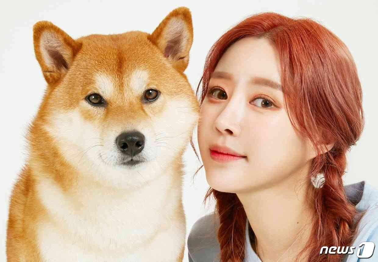 뮤지컬 배우 이지유와 반려견. 사진 이지유 제공 © 뉴스1