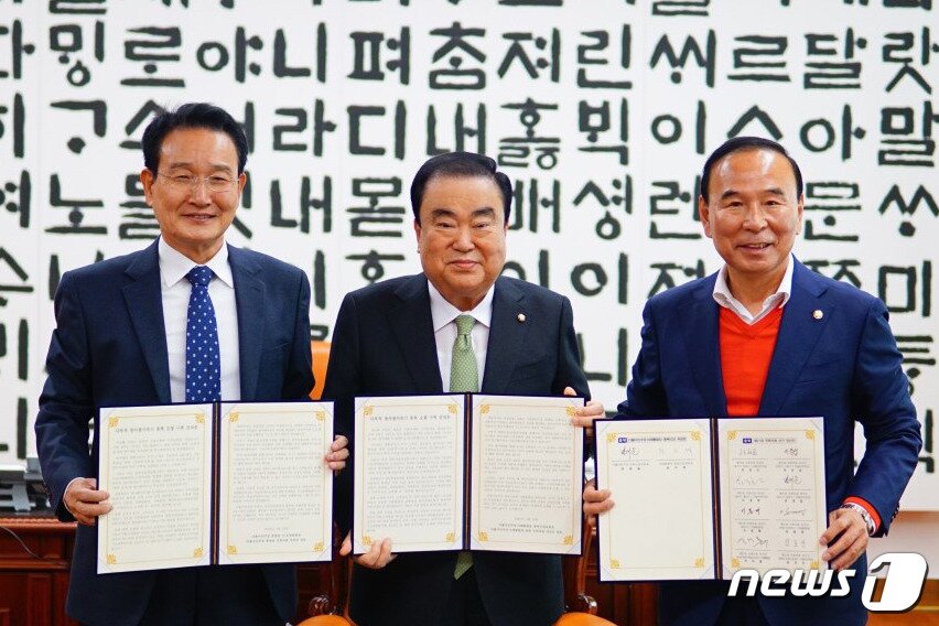 본문 이미지 - 더불어민주당 변재일 충북도당위원장(왼쪽)과 미래통합당 박덕흠 국회의원(보은·옥천·영동·괴산, 오른쪽)이 문희상 국회의장에게 충북 오창으로의 다목적 방사광가속기 구축의 필요성을 담은 건의문을 전달한 뒤 기념촬영을 하고 있다. /2020.4.29/ (민주당 충북도당 제공)ⓒ 뉴스1
