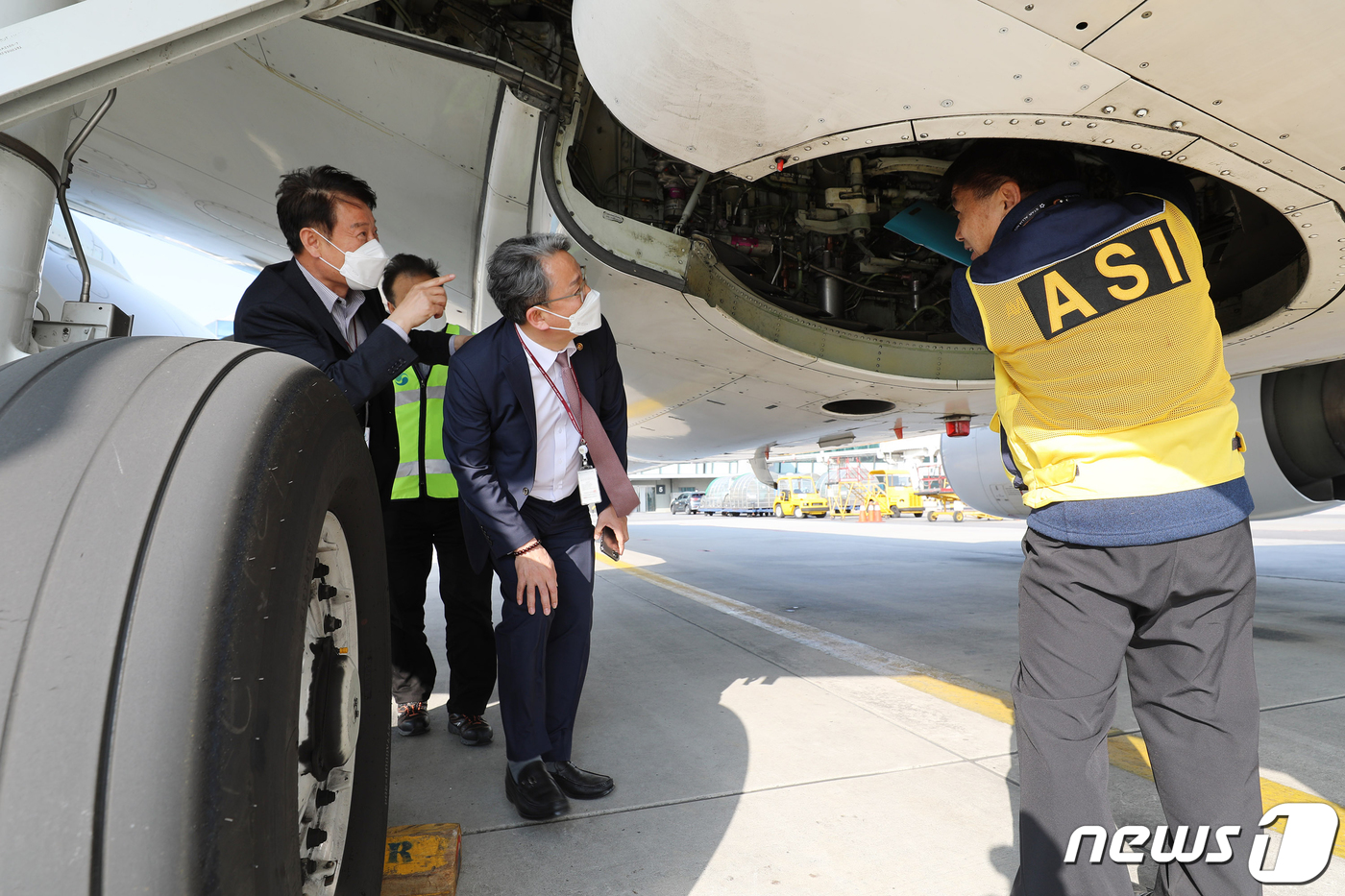 (서울=뉴스1) = 손명수 국토교통부 2차관이 29일 서울 김포공항 계류장을 방문해 공항관계자들과 대화를 나누고 있다. (국토교통부 제공) 2020.4.29/뉴스1