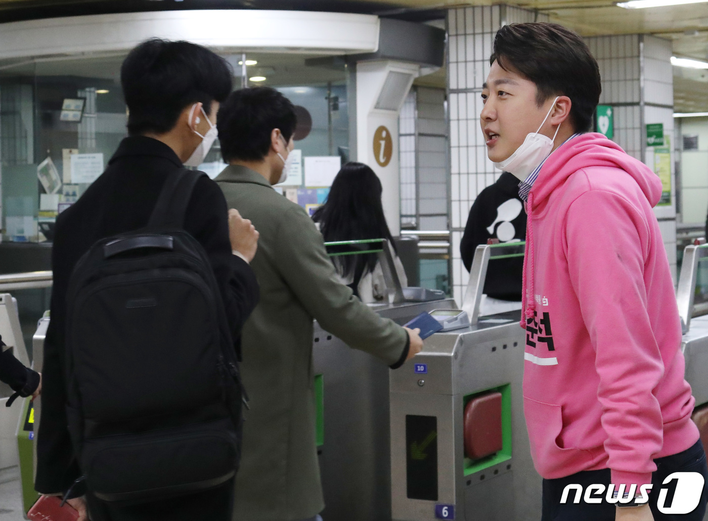 (서울=뉴스1) 권현진 기자 = 이준석 미래통합당 서울 노원병 후보가 3일 서울 노원구 수락산역에서 출근길 인사를 하고 있다. 2020.4.3/뉴스1