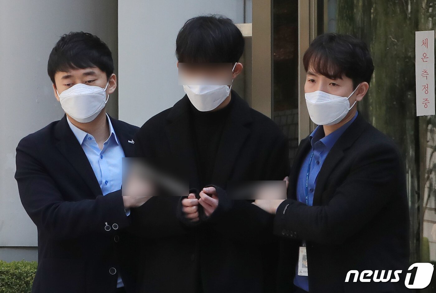 본문 이미지 - 사회복무요원(공익근무요원)으로 근무하며 '박사방' 운영자 조주빈에게 불법 조회한 개인정보를 유출한 혐의로 구속영장이 청구된 최모 씨(가운데)가 3일 오전 서울 서초구 서울중앙지법에서 영장실질심사를 마친 뒤 청사를 나서고 있다. 2020.4.3/뉴스1 ⓒ News1 구윤성 기자