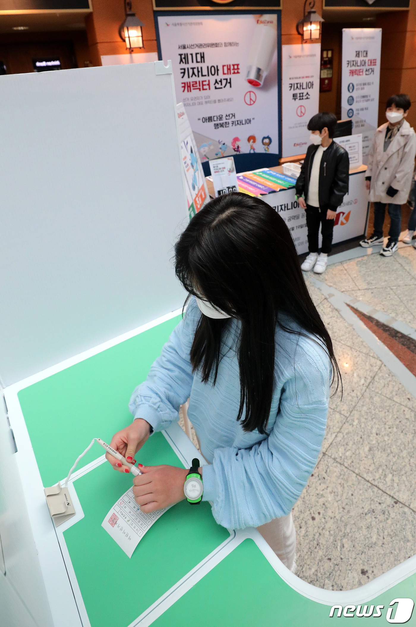 (서울=뉴스1) 박지혜 기자 = 3일 서울 송파구 키자니아 서울점에서 어린이들이 ‘제1대 키자니아 대표 캐릭터 선거’를 체험하고 있다.키자니아는 6일부터 2주간 어린이들이 선거를 …