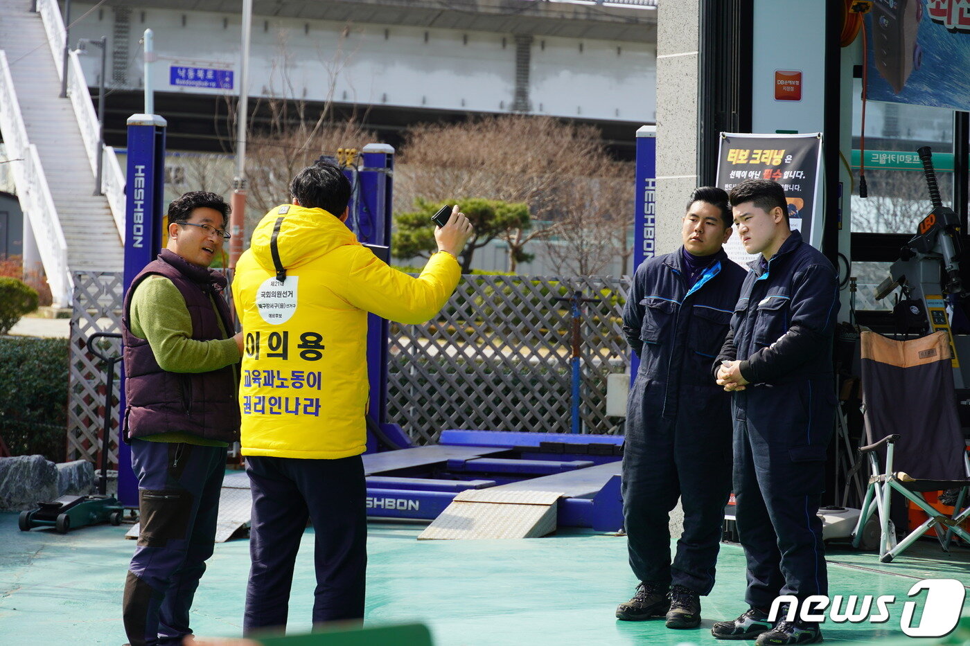 본문 이미지 - 이의용 정의당 부산 북강서을 국회의원 후보가 지역 유권자와 이야기를 나누고 있다. (이의용 후보 측 제공) ⓒ 뉴스1