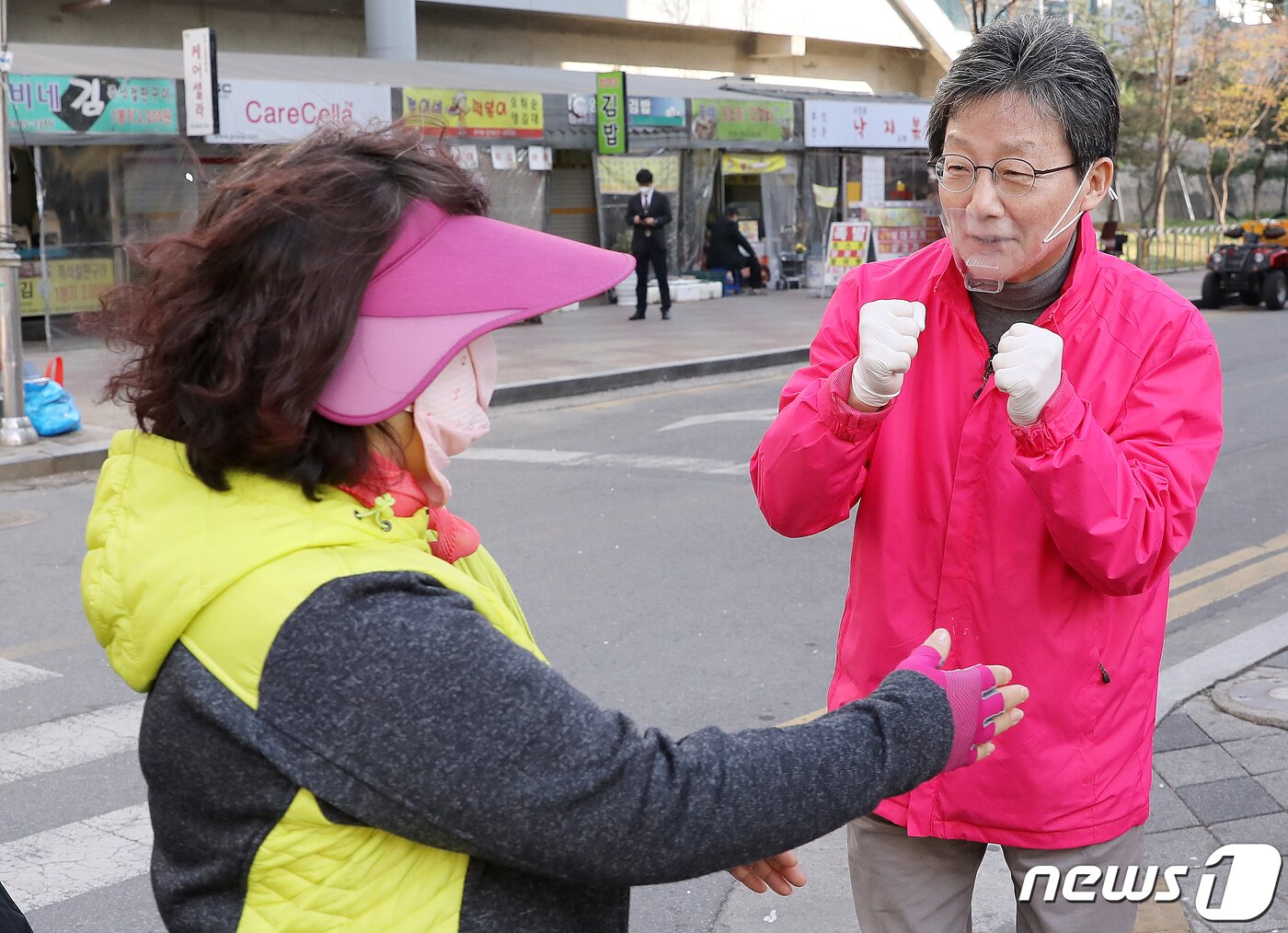 본문 이미지 - 유승민 미래통합당 의원이 지난 3일 오후 경기도 의정부시 회룡역 인근 의정부시갑 강세창 후보의 캠프를 찾아 시민들의 지지를 호소하고 있다. 2020.4.3/뉴스1 ⓒ News1 김진환 기자