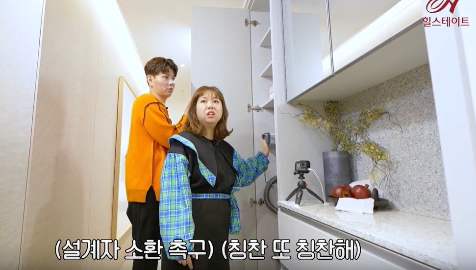 본문 이미지 - 현대건설의 유튜브 '힐스 캐스팅' 채널의 방송인 홍현희·제이쓴 부부가 출연한 ‘힐스테이트 송도 더스카이’ 소개 영상 장면.ⓒ 뉴스1