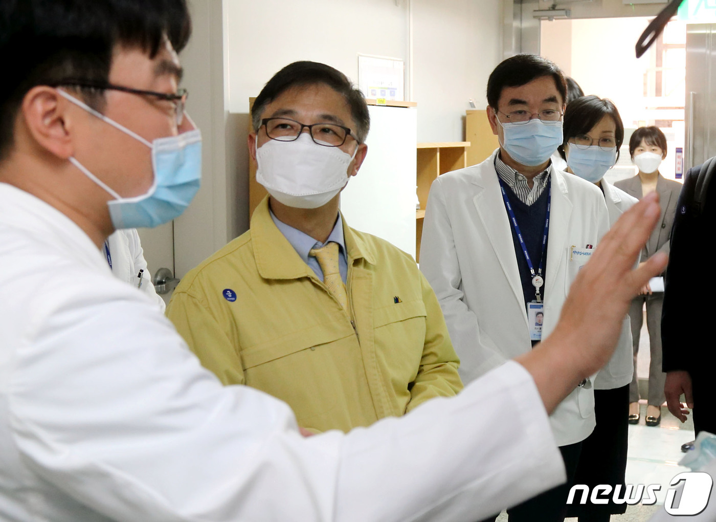 (서울=뉴스1) = 정병선 과학기술정보통신부 제1차관이 3일 서울 노원구 한국원자력의학원을 방문해 코로나19 환자 치료를 위한 격리병동을 점검하고 있다.한국원자력의학원은 국가방사선 …