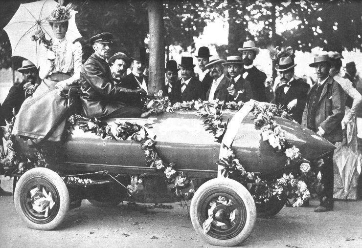 본문 이미지 - 1899년 벨기에의 카밀 제나치가 개발한 전기차 '라 자메 콩탕트(la Jamais Contente)' ⓒ 뉴스1