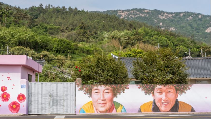본문 이미지 - 암태도 기동삼거리에 있는 할머니 할아버지 벽화 . 한국관광공사 제공