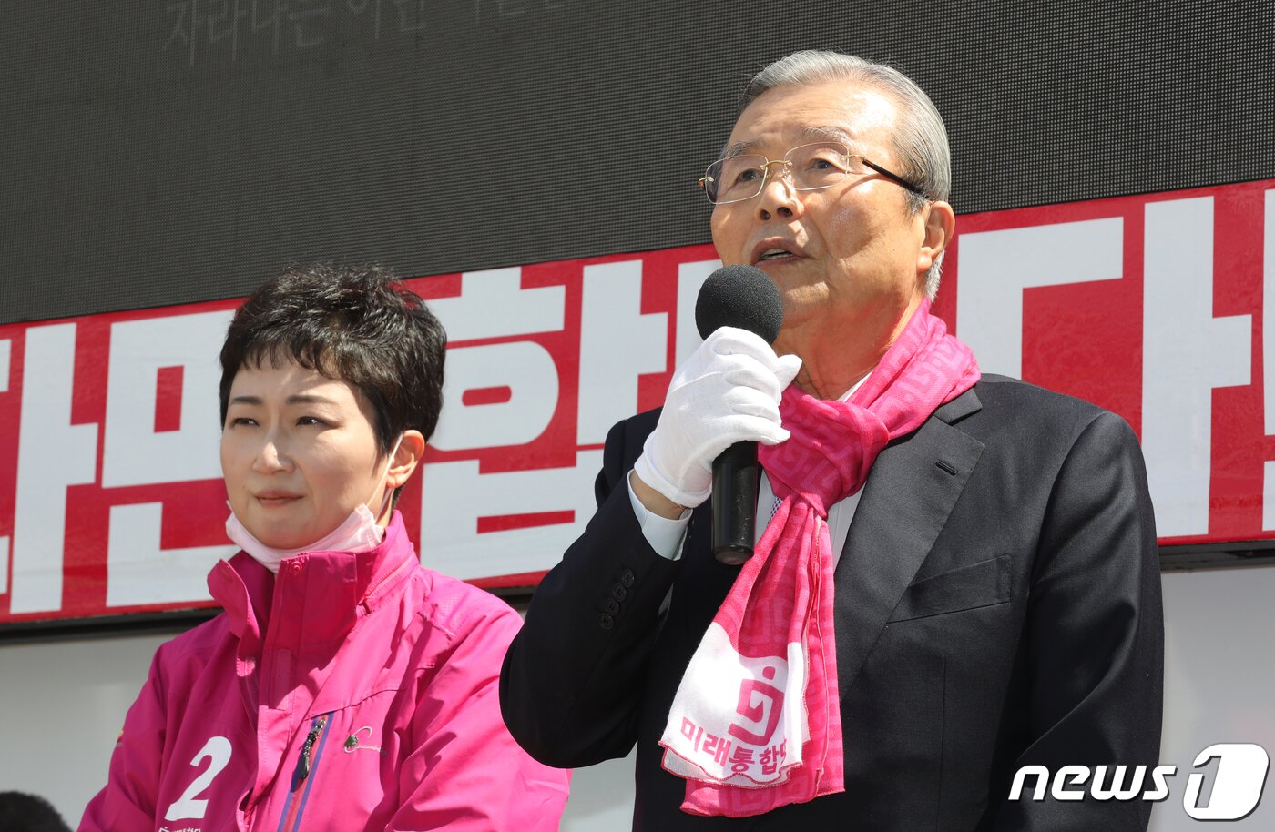 본문 이미지 - 2020년 4월 5일 당시 김종인 미래통합당 총괄선대위원장이 부산 남구 용호동 일대에서 열린 이언주 남구을 후보 유세를 돕고 있다. ⓒ News1 DB