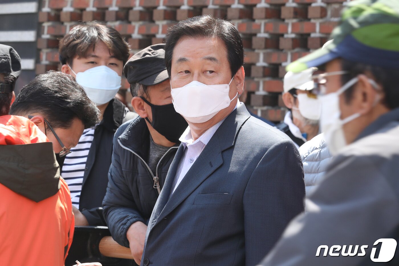 본문 이미지 - 김무성 미래통합당 의원이 4일 오후 부산 남구 용호동 일대에서 열린 이언주 남구을 후보 선거유세 현장에 나타나 시민들과 인사를 나누고 있다. 2020.4.4/뉴스1 ⓒ News1 여주연 기자