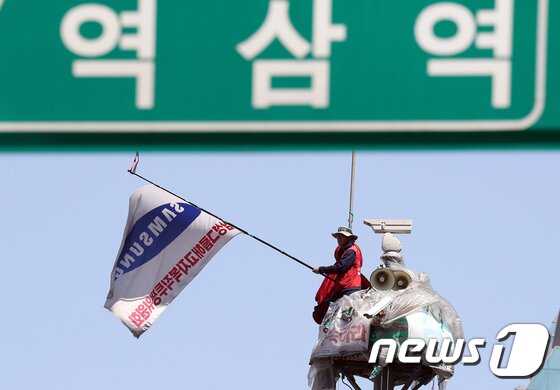 고공농성 300일 째 맞이한 김용희씨