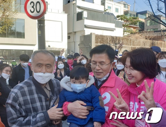 서울 종로에 출마하는 황교안 미래통합당 대표(오른쪽)와 아내 최지영씨가 삼청동에서 시민과 사진을 찍고 있다. © 뉴스1