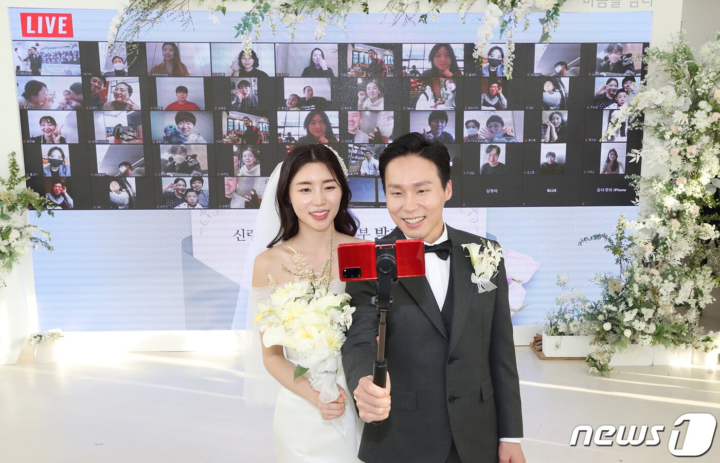 본문 이미지 - KT는 단절된 사회 연결을 위한 비대면 소통 사례로 온라인 라이브 결혼식을 진행했다고 5일 밝혔다. 대구 지역에 친지를 둔 한 예비부부가 4일 강남구 소재 예식장에서 온라인으로 하객을 초대해 ‘유튜브 라이브 결혼식’을 진행하고 있다. (KT 제공) 2020.4.5/뉴스1