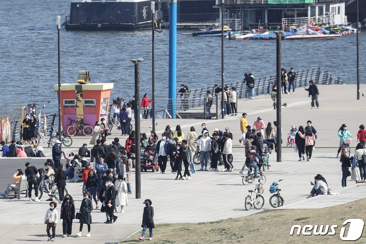본문 이미지 - 정부가 '강화된 사회적 거리두기'를 오는 19일까지 연장한 5일 오후 서울 여의도한강공원이 시민들로 북적이고 있다. 2020.4.5/뉴 ⓒ News1 성동훈 기자