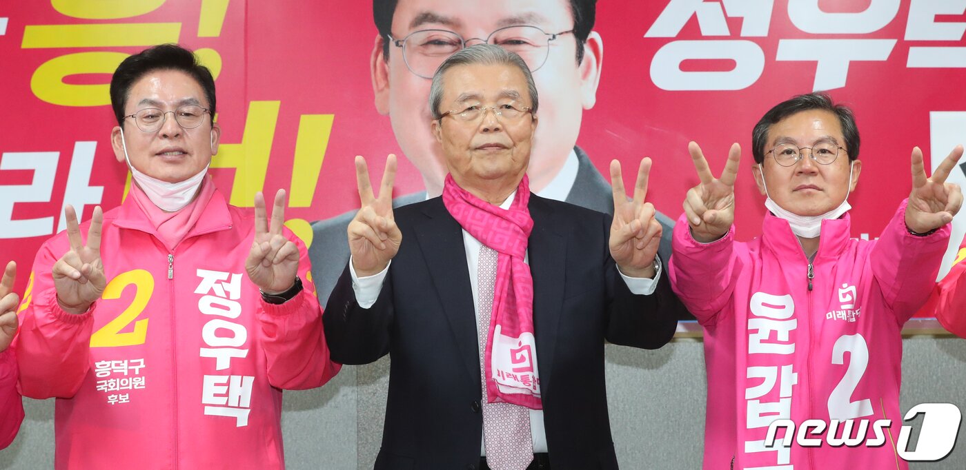 본문 이미지 - 미래통합당 김종인 총괄선거대책위원장이 5일 오후 충북 청주시 흥덕구 정우택 후보 사무실에서 국가보건안전 담화문을 발표한 뒤 손으로 V자를 그리고 있다. 2020.4.5/뉴스1 ⓒ News1 김용빈 기자