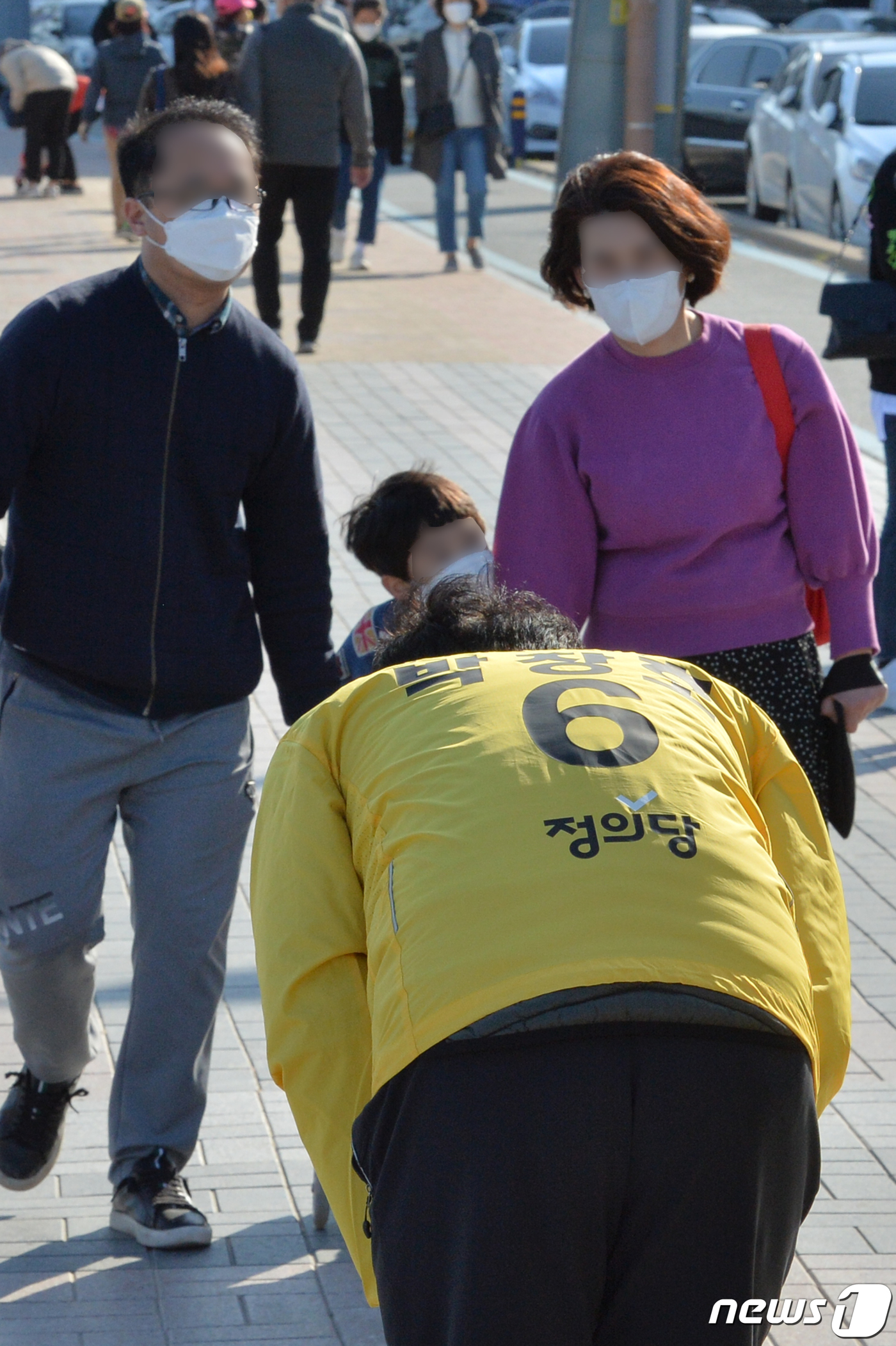 (포항=뉴스1) 최창호 기자 = 박창호 정의당 포항북구 국회의원 후보가 5일 영일대 해수욕장에서 시민들에게 지지를 호소하고 있다. 2020.4.5/뉴스1