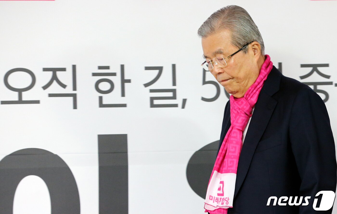 본문 이미지 - 김종인 미래통합당 총괄선대위원장이 5일 오전 이은권 대전 중구 후보 선거사무실에서 열린 대전 현장 선거대책위원회의에 참석하고 있다. 2020.4.5/뉴스1 ⓒ News1 김기태 기자