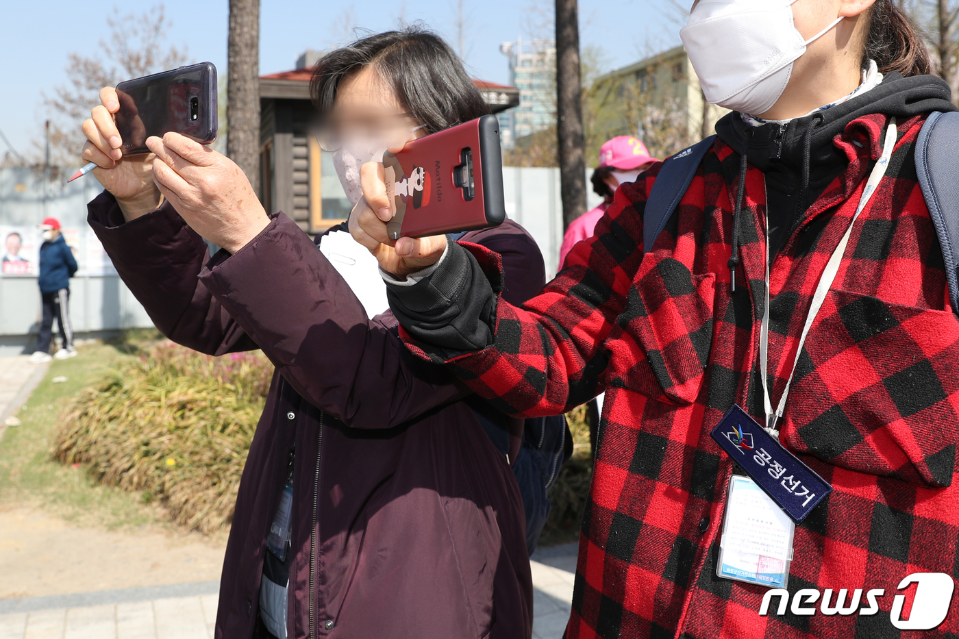 (서울=뉴스1) 민경석 기자 = 마포구 선거관리위원회 관계자들이 6일 오전 서울 마포구 신수동 일대에서 열린 강승규 미래통합당 마포갑 후보와 마포을 김성동 후보의 합동지원유세를 찾 …