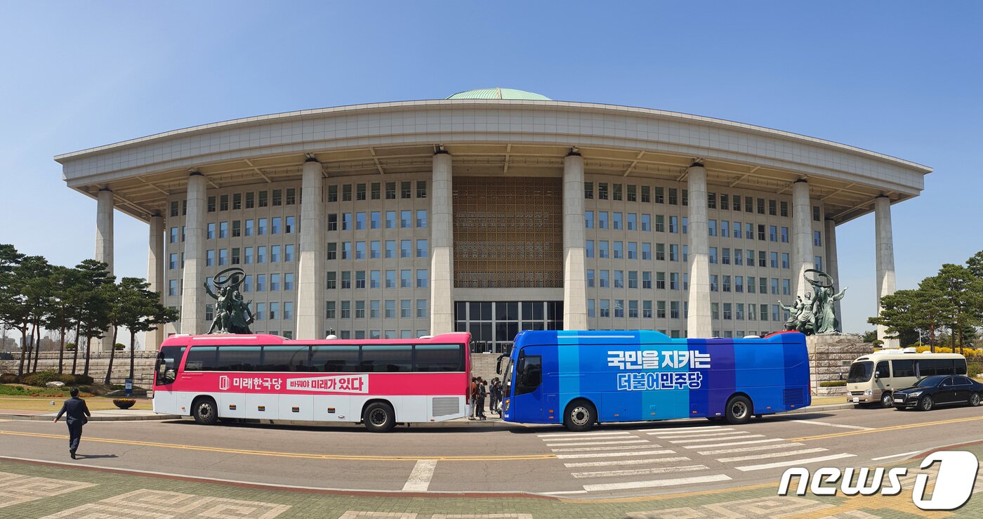 본문 이미지 - 서울 여의도 국회 본청 앞에 더불어민주당과 미래통합당 유세버스가 나란히 서있다. 2020.4.6/뉴스1 ⓒ News1 박세연 기자